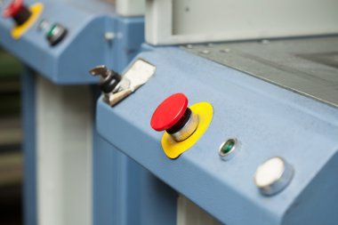 büyük kırmızı düğme makine kontrol paneli