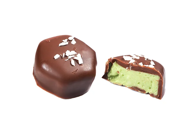 Вкусные шоколадные конфеты с фисташковой начинкой — стоковое фото