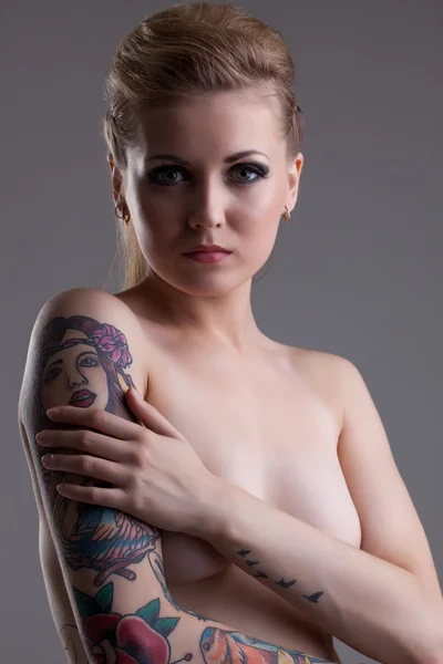 Curvy dövmeli kadın üstsüz poz — Stok fotoğraf