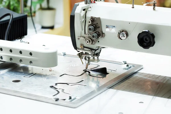 Machine sews parts of shoes, close-up — Stock Photo, Image