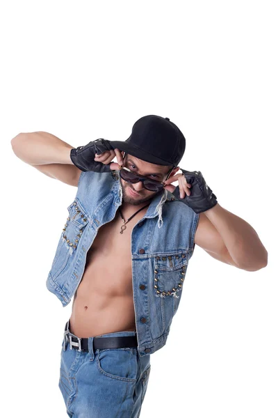 Grappige mens poseren in denim pak en zonnebril — Stockfoto