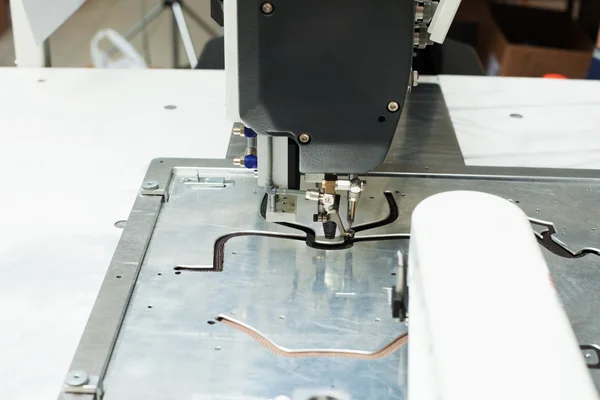 Close-up de costura máquina de costura em padrões — Fotografia de Stock