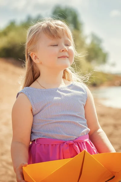 Süße blonde Mädchen im Urlaub im Park, Nahaufnahme — Stockfoto