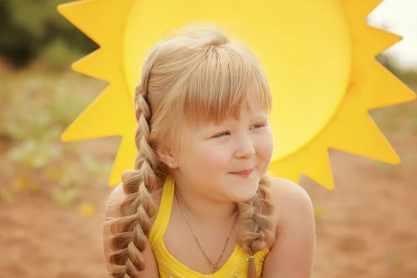Портрет игривой маленькой девочки в отпуске — стоковое фото