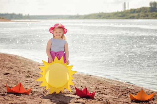 Sourire fille blonde posant avec des bateaux en papier — Photo