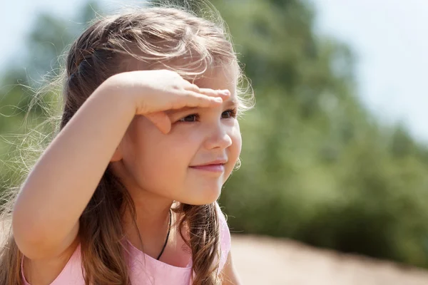 Image of cute little girl covers her eyes from sun — Stock Photo, Image