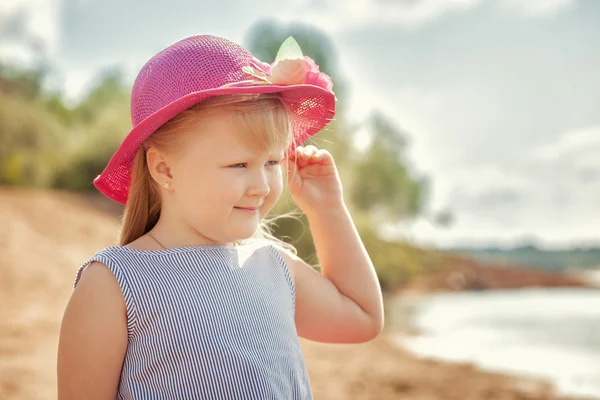 Image of smiling girl posing looking at river — Stock Photo, Image