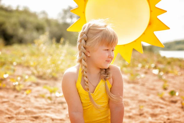 Opálenou blondýnkou pózuje na pozadí slunce — Stock fotografie