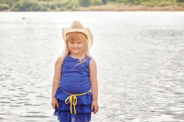 Lächelndes kleines Model posiert am See — Stockfoto