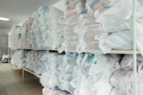 Rekken met schone linnen in wasruimte — Stockfoto