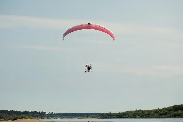 Image of couple flying on Moto paraglider — Stock Photo, Image