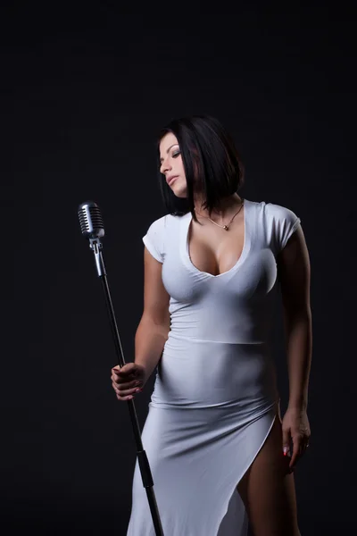 Imagem de cantora magra peituda posando em estúdio — Fotografia de Stock
