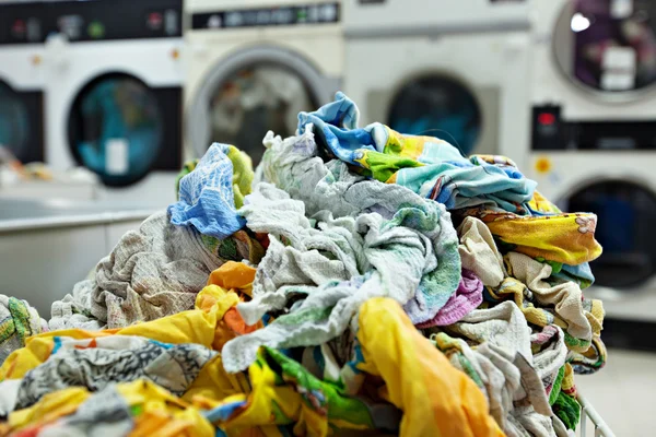 Pile of dirty laundry in laundrette — Stock Photo, Image