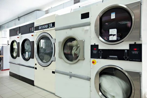 Automatic washing machines in laundrette — Stock Photo, Image