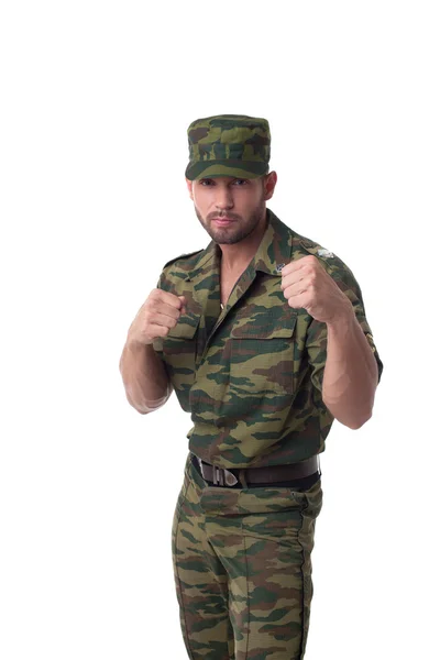 Retrato de soldado barbudo posando em uniforme — Fotografia de Stock