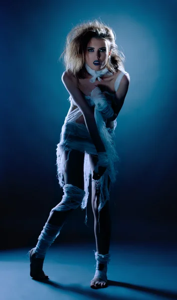 Hermosa chica delgada posando vestida como momia —  Fotos de Stock