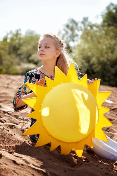 Portret van dromerige meisje poseren met papier zon — Stockfoto