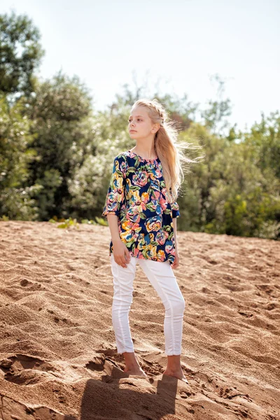 Schönes Mädchen posiert in lässiger Kleidung am Strand — Stockfoto