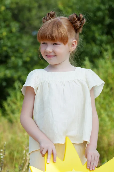 Image de belle fille aux cheveux roux posant dans le parc — Photo