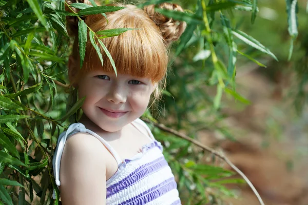 Plachý rusovlasá dívka pózuje se stromem — Stock fotografie