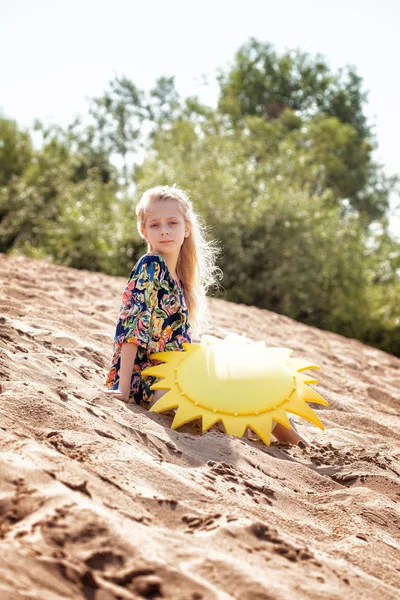 Lachende leuk meisje poseren op vakantie in park — Stockfoto