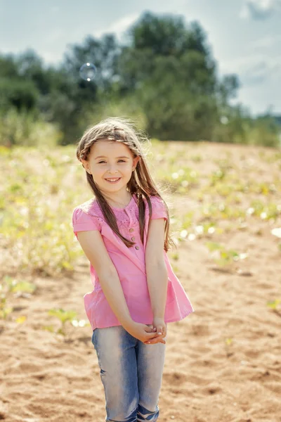 Küçük kız parkta kum ile oynarken portresi — Stok fotoğraf