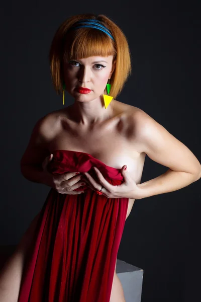 Retrato de modelo de pelo rojo mirando a la cámara —  Fotos de Stock