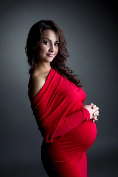 Sorridente incinta madre posa davanti alla macchina fotografica — Foto Stock