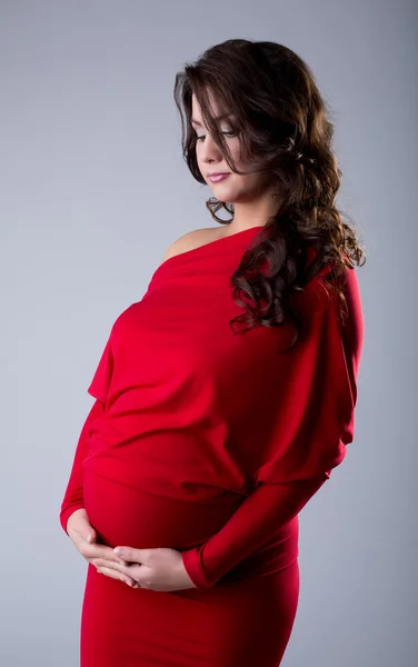 Estúdio tiro de mulher grávida elegante — Fotografia de Stock