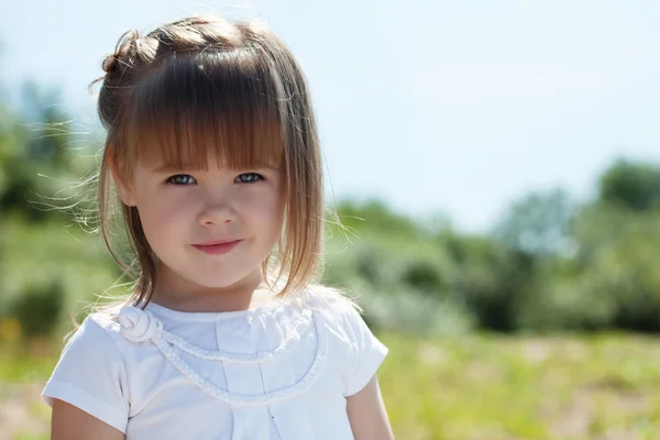 Retrato de una niña encantadora en el parque —  Fotos de Stock