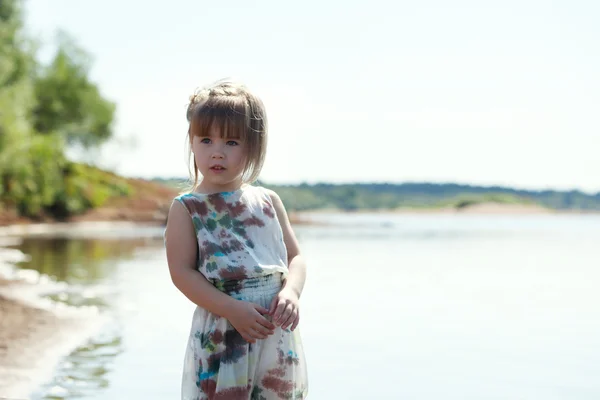 Schattige kleine model poseren op meer achtergrond — Stockfoto