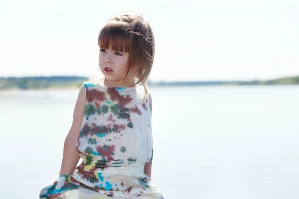 Afbeelding van mooie, kleine model poseren in lake — Stockfoto