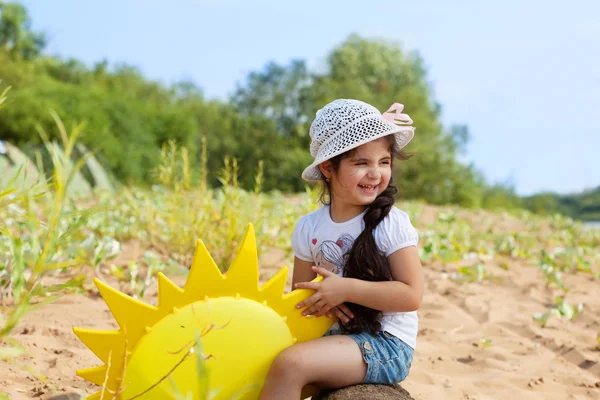 Ridendo ragazza dai capelli scuri in posa nel parco — Foto Stock