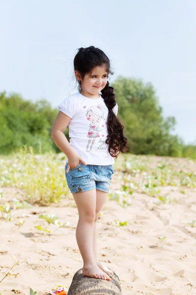 Lachende meisje poseren wandelen langs de kust — Stockfoto