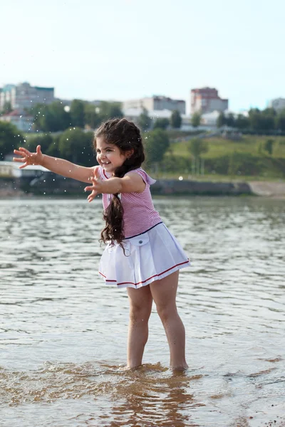 有趣的小女孩玩水溅 — 图库照片