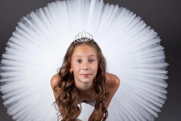 Vue du dessus de la jeune ballerine regardant la caméra — Photo