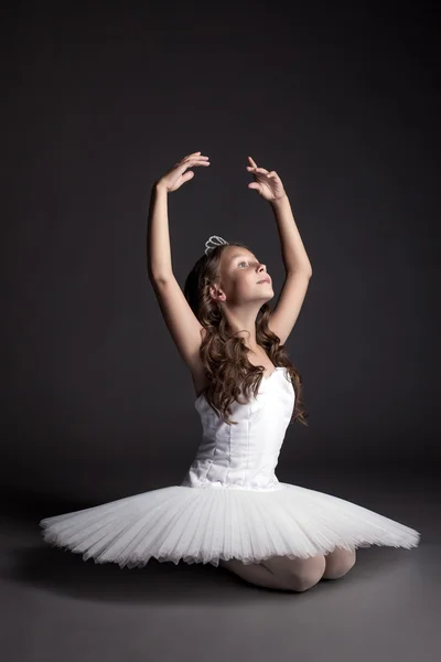 Studioaufnahme einer verträumten, anmutigen Ballerina — Stockfoto