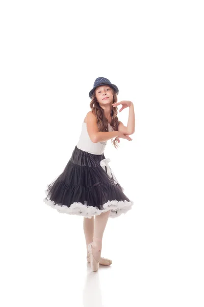 Lustige junge Ballerina posiert vor der Kamera — Stockfoto