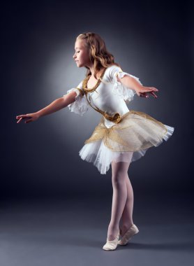 Sevimli küçük balerin stüdyoda dans