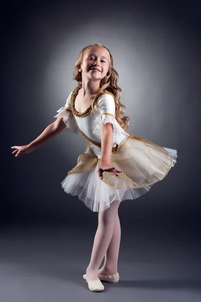 Sorridente piccola ballerina posa guardando la fotocamera — Foto Stock