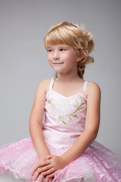 Retrato de menina loira bonito com cabelo curto — Fotografia de Stock