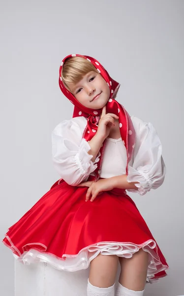 Bild eines lächelnden blonden Mädchens in Tracht — Stockfoto