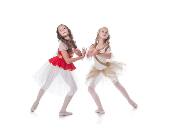 Prise de vue de jeunes ballerines gracieuses posant à la caméra — Photo