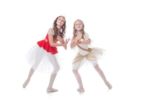 Zwei entzückende Balletttänzerinnen, isoliert auf weiß — Stockfoto