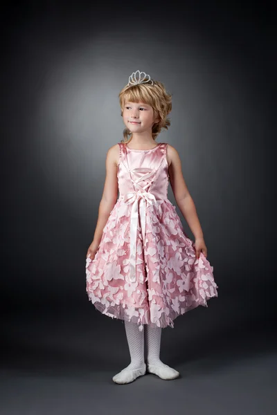 Bailarina posando en vestido rosa y diadema — Foto de Stock