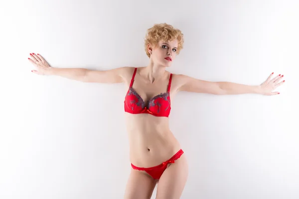 Портрет гарячої блондинки позує в червоній білизні — стокове фото