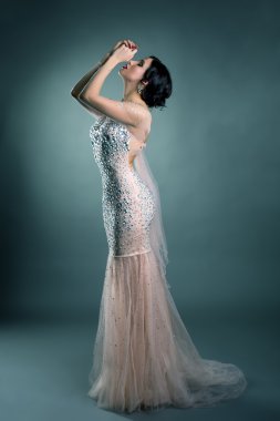 Güzel gelinlik kristalleri ile poz model