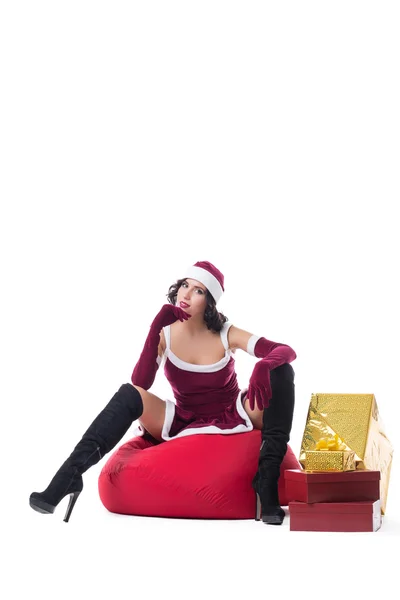 Sexig kvinnlig jultomte poserar med påse med presenter — Stockfoto