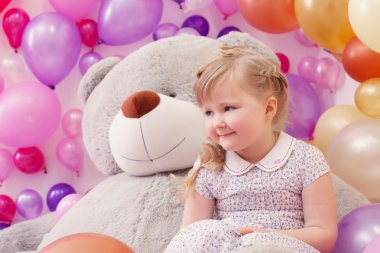 Stüdyo çekim odasında poz temiz küçük kız