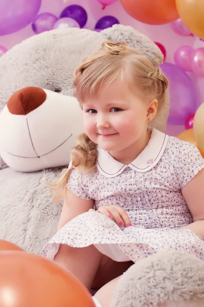 Porträt eines hübschen kleinen Mädchens, das im Spielzimmer posiert — Stockfoto